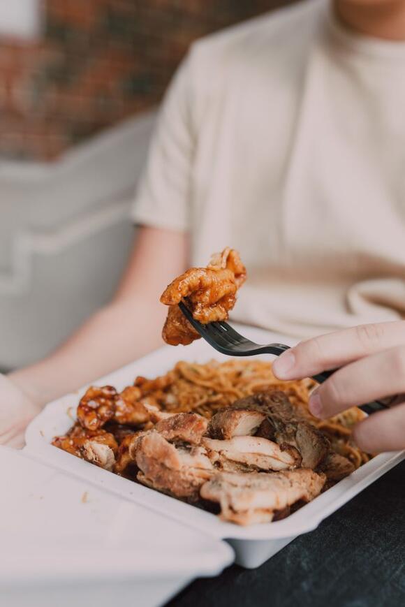 Why Some Foods Taste Better When You Eat Them With a Plastic Fork ...