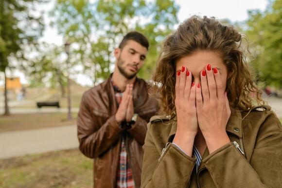 8 Warning Signs You May Be in a Toxic Relationship Without Realizing It ...