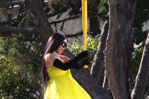 Kim Kardashian channels Beyonce's Lemonade era as she smashes car window -  NewsBreak
