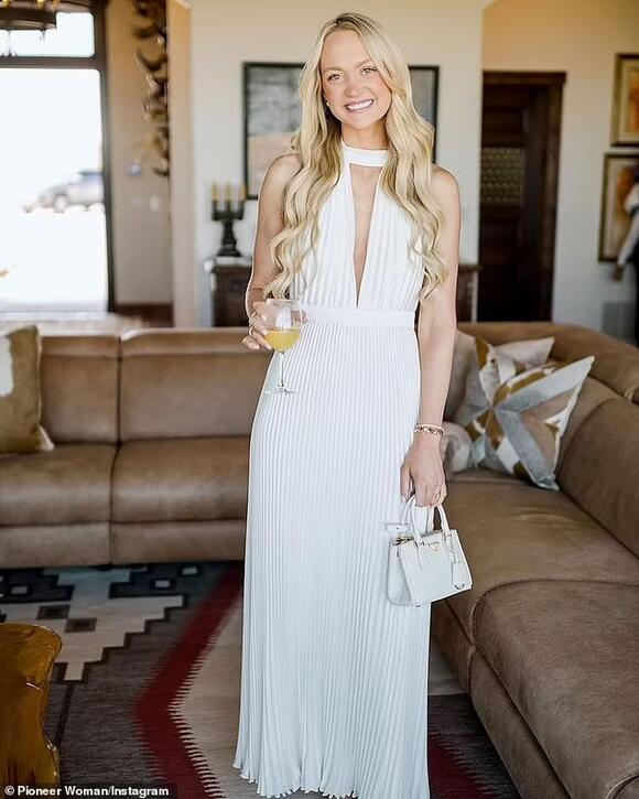 paige drummond bridal shower dresses See New Gorgeous Photos of Paige Drummond's Bridal Shower