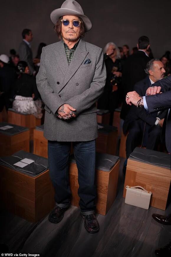 Charlize Theron snubs former co-star Johnny Depp at Dior PFW - NewsBreak