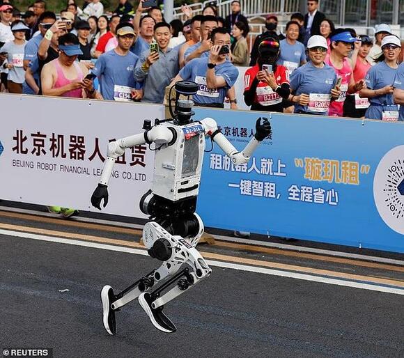 Hilarious moment robot smashes into pieces after tripping during ...
