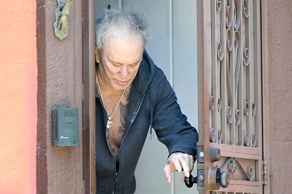 Former Hollywood A-lister looks completely unrecognizable following  controversy - NewsBreak