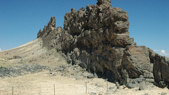 The mysterious hill in Sudan that looks like 'landlocked lips' — Earth ...