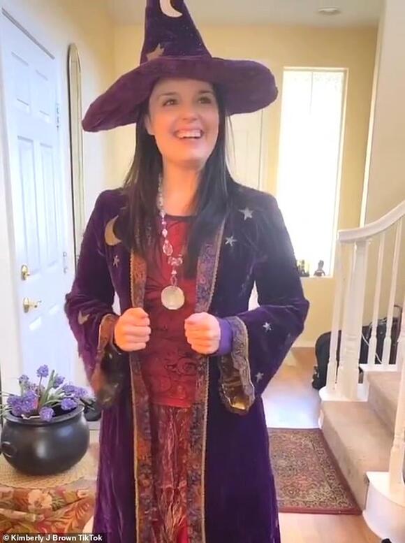 Kimberly J. Brown recreates witch outfit from Halloweentown 2 for fans