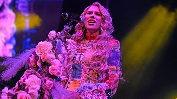 ‘American Idol’ Winner Once Compared to Dolly Parton Delivers a Fitting ...