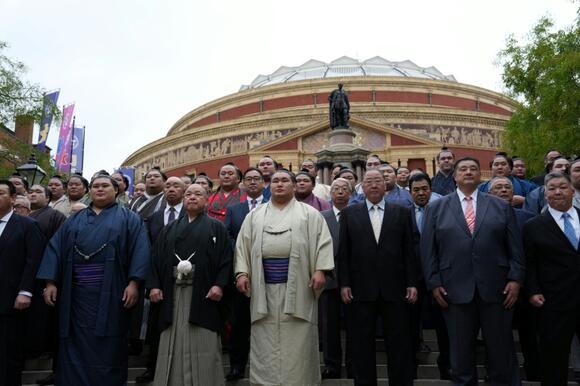 sumo-stars-make-giant-splash-in-london-newsbreak