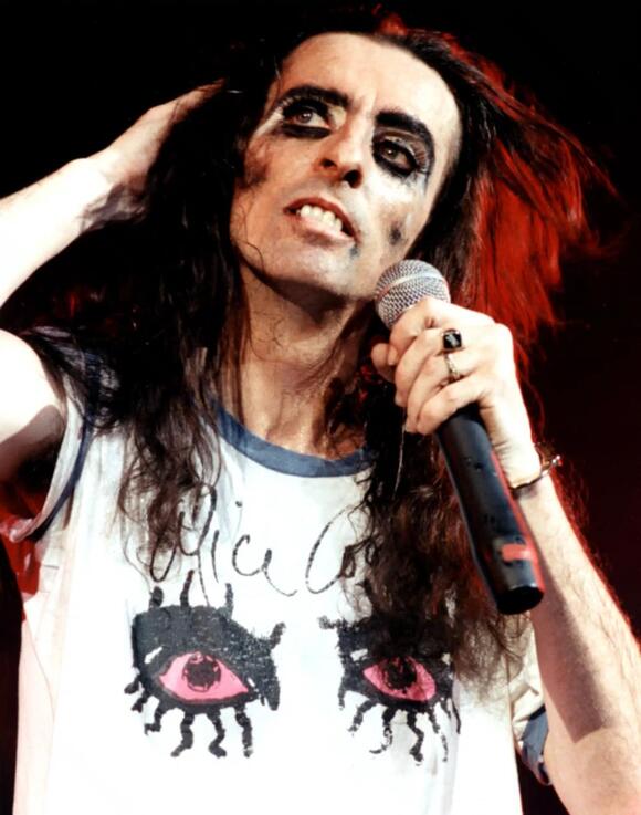 alice-cooper-fans-freak-out-as-rip-alice-trends-on-social-media