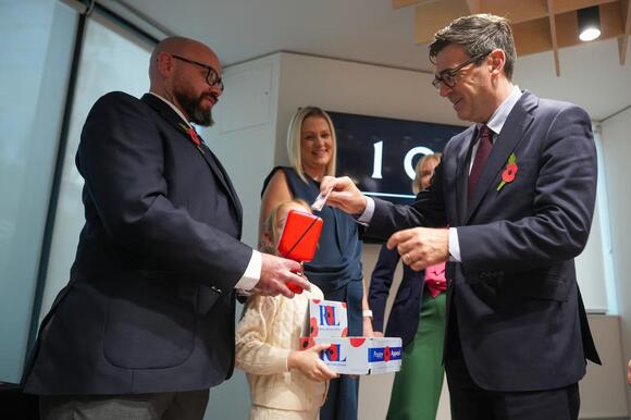 PM meets Poppy Appeal collectors and armed forces veterans at No 10 North