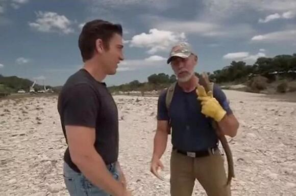 David Muir leaves viewers 'heartbroken' as he meets son searching for  parents in Texas - NewsBreak