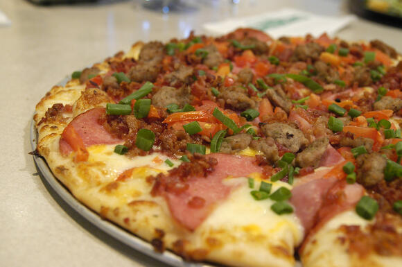 11 states with the most surprising favorite pizza toppings - NewsBr…