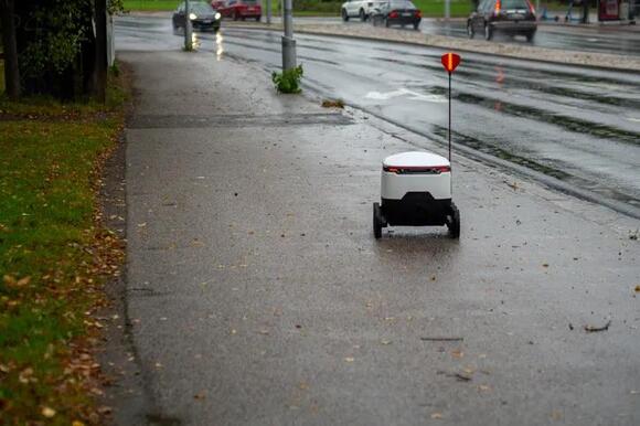 [VIDEO] Philadelphia Woman Arrested After Blocking Delivery Robot in ...