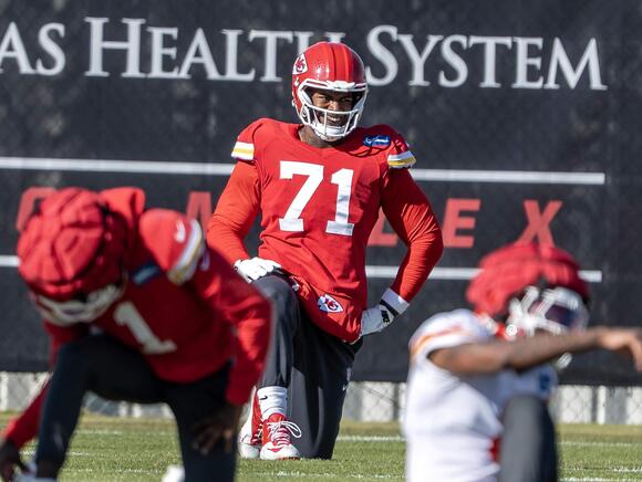 Andy Reid weighs in on Josh Simmons' first game after missing more than a  month - NewsBreak