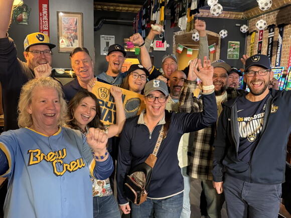 Brewers fans gather at Moran's Pub for South Milwaukee watch party ...