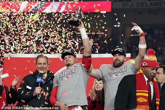 Patrick Mahomes enjoys emotional celebrations on the field with his family...  days after heartbreaking news - NewsBreak