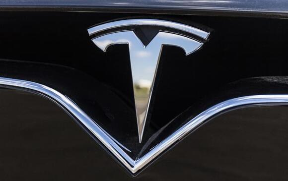 TSLA Q3 Earnings Beat on Auto Margin Gains, '26 Capex View Cut
