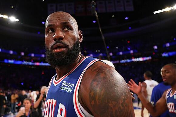 LeBron James laughs off Donald Trump reaction to national anthem behavior
