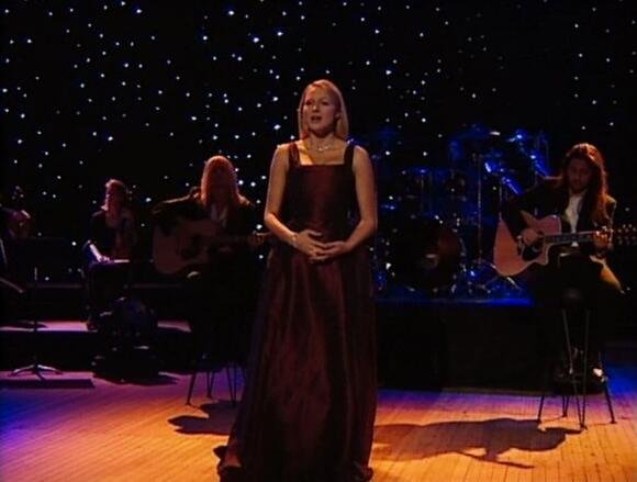 ’90s Star Jewel Halts Concert Mid-Song After Audience Moment Catches ...