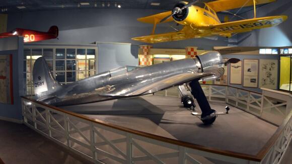 Howard Hughes built his H-1 racer to be the fastest landplane in the ...