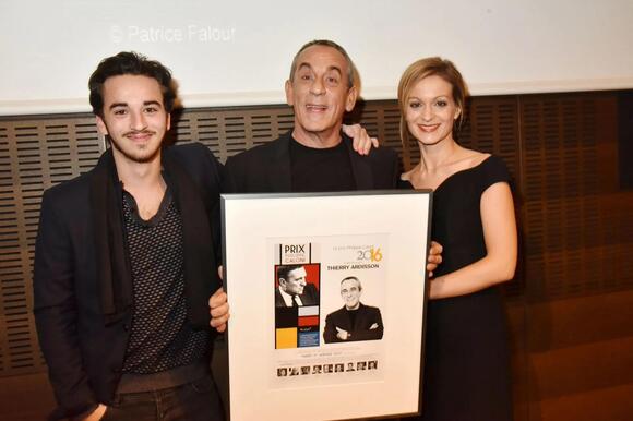 Gaston Ardisson, con trai của Thierry Ardisson, là ai? Nhạc sĩ cầm bức vẽ của cha khi rời khỏi đám tang ở Pháp - Tin tức đột phá
