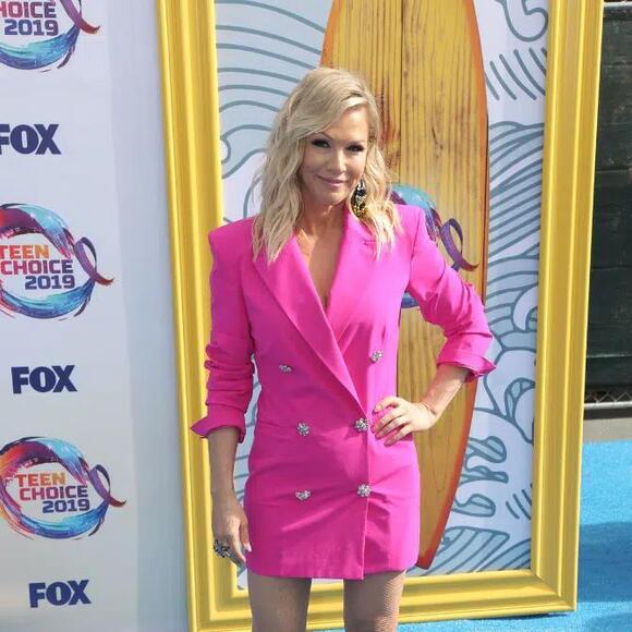 Jennie Garth Gives An Update Revealing Past Hip Replacement Surgery