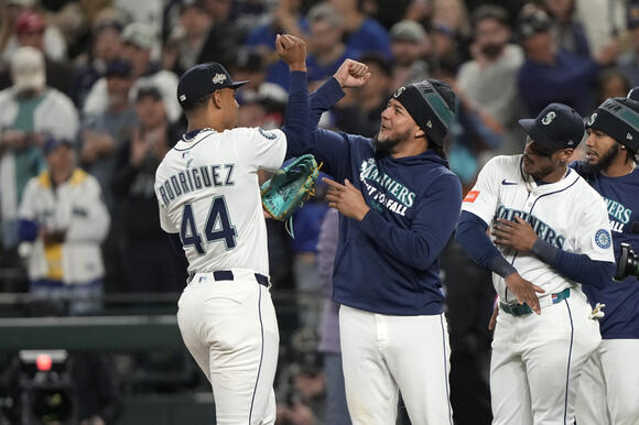 Cameraman Understood The Assignment – Female Mariners Fan Goes Viral After Cameras Focused On Her Jumping Up & Down In Celebration [VIDEO] - NewsBreak