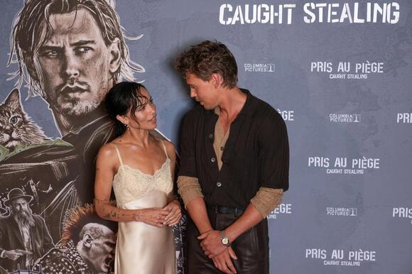 Austin Butler, Zoë Kravitz caught in late-night embrace at Paris bar as romance  rumors swirl: 'There's definitely chemistry' - NewsBreak