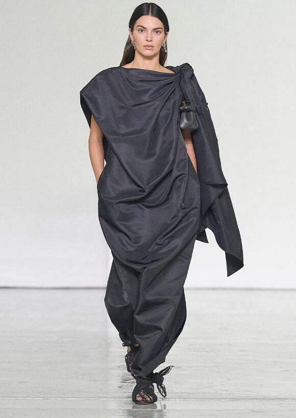 Fans Say Kendall Jenner's 'Hideous' Baggy Black Runway Dress Looks Like ...