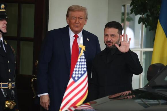 Ukrainian President Volodymyr Zelenskyy Responds to Reporter Who Once  'Attacked' Him for Not Wearing a Suit at the White House – Video - NewsBreak