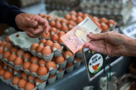 Euro falls, set for fifth straight weekly drop as oil prices rise ...