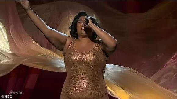 lizzo snl gold dress Lizzo takes jab at Trump during SNL performance that has her fans all  saying the same thing