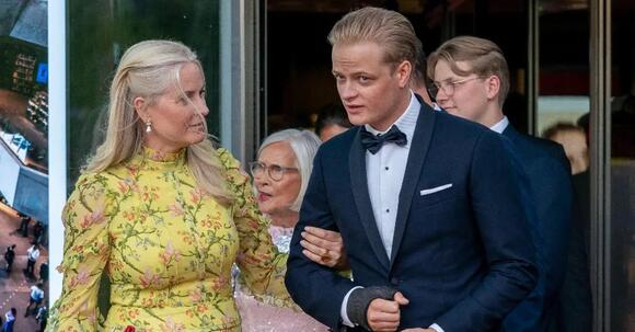 Նորվեգիայի 27-ամյա թագավորական ընտանիքի անդամ Մարիուս Բորգ Հոյբին բանտարկվել է կրկնակի բռնաբարության մեղադրանքից հետո ոստիկանության կողմից նոր մեղադրանքների հետաքննության արդյունքում - NewsBreak