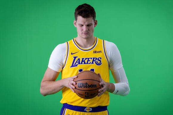 Lakers center Walker Kessler believes his competitive side will overcome pressure