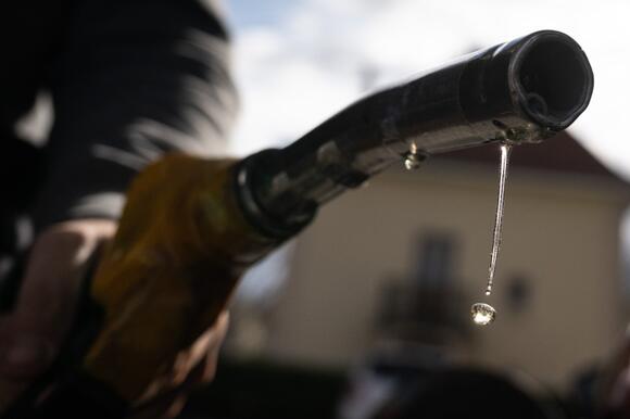 Oil hits $116 with stocks mixed on earnings, AI