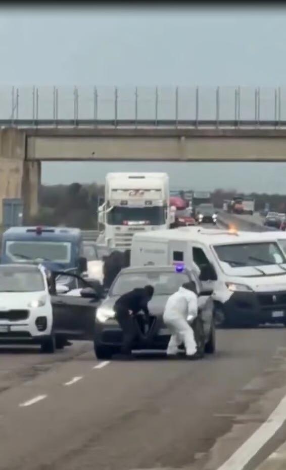 Shocking moment armed robbers posing as police blocked an Italian ...