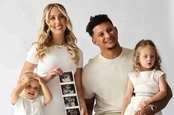 Brittany and Patrick Mahomes make heartwarming pregnancy announcement - NewsBreak