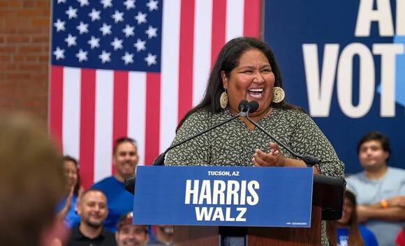 Tim Walz lands late in Tucson, rallying a boisterous crowd with calls ...