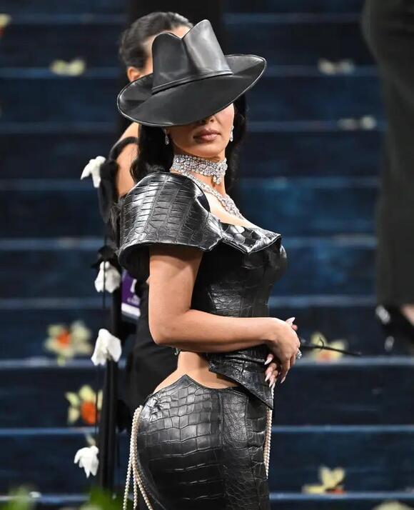 People Are Reacting To An Awkward Video Of Kim Kardashian Seemingly  Struggling To Walk In Her Met Gala Dress - NewsBreak