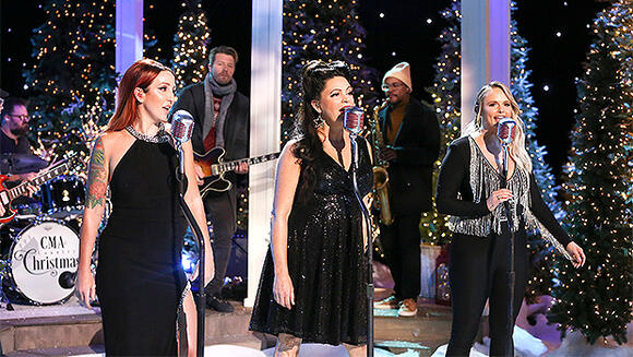 Cma Christmas Special 2022 Miranda Lambert Miranda Lambert Stuns In Fringe Outfit For Pistol Annies' Performance On 'Cma  Country Christmas' - Newsbreak
