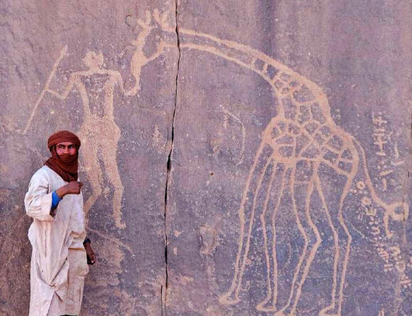 Researchers uncovered more than 15,000 rock carvings in Tᴀssili n'Ajjer, Algeria, depicting extinct animals and possible ancient shamanic rites - NewsBreak