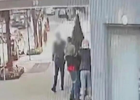 ‘Hero’ NYC doorman helps young woman being robbed by 2 assailants ...