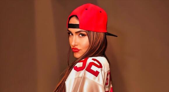 WWE Star & Eagles Fan Nikki Bella Was Forced To Pose In Giants Jersey After Losing Bet To Michael Strahan [PHOTOS] - NewsBreak