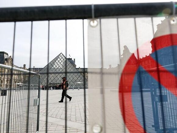 Paris Louvre Museum and Others to Close on Saturday in Anticipation of Violence