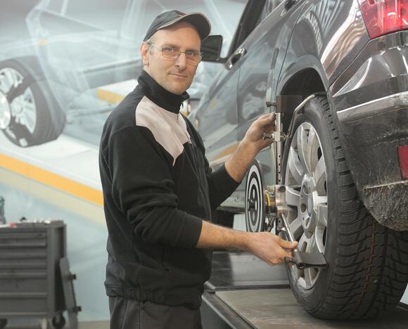 Customer Who Insisted on Watching the Alignment Walked Behind the Rack ...