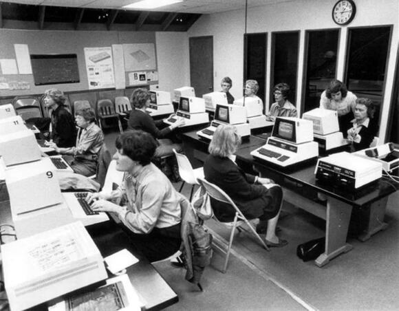 20 Photos That Capture Everyday Computer Life in the 1980s - NewsBreak