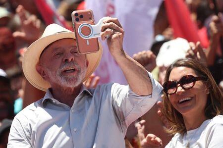 With his first smartphone, Lula seeks to catch up to Brazil's online generation