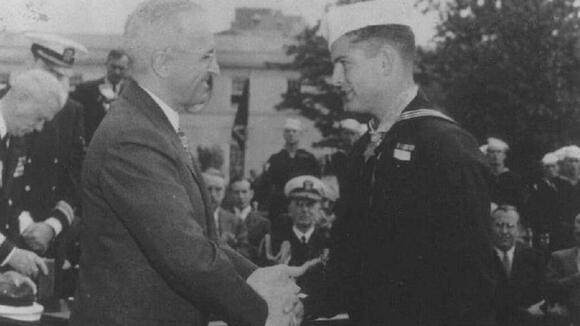Robert E. Bush kept treating wounded soldiers under fire, refusing to ...