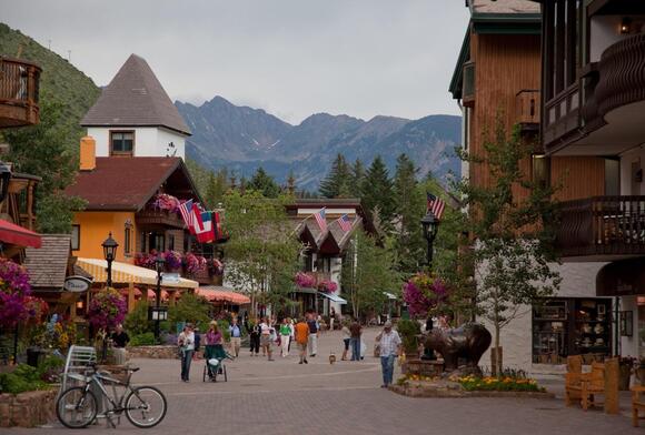 12 American Ski Towns That Look Like a Christmas Card in December ...