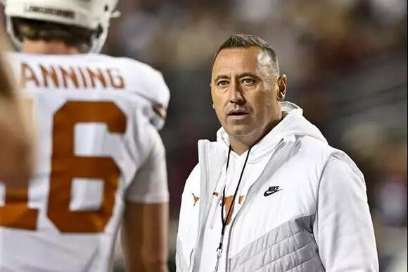 Texas Reportedly Giving Backup QB More First-Team Reps Amid Arch Manning's Struggles