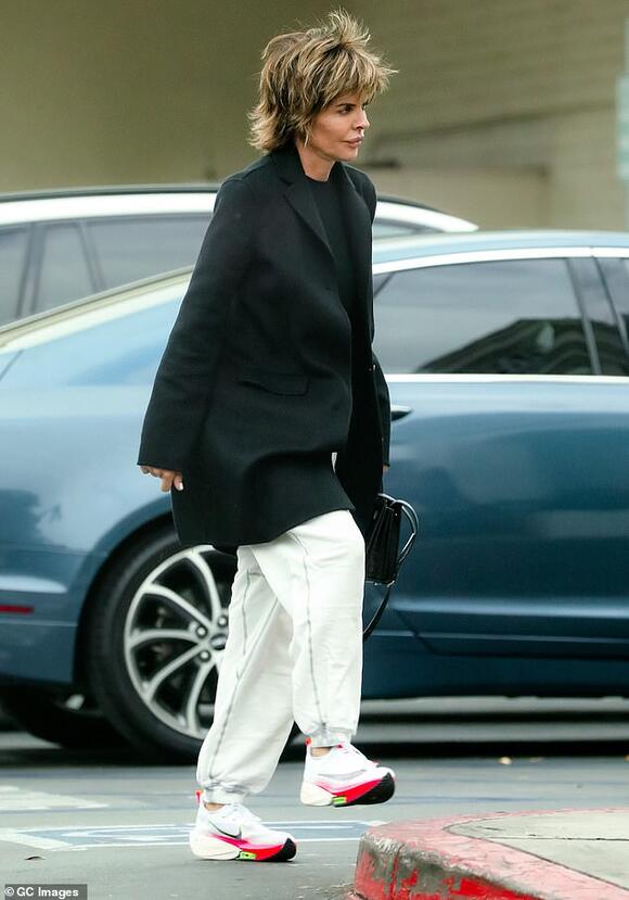 Lisa Rinna ditches the high fashion for sweatpants and trainers as